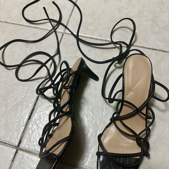 Black Lace UP /Tie UP Heels NEW Sz 40 - Picture 2 of 3